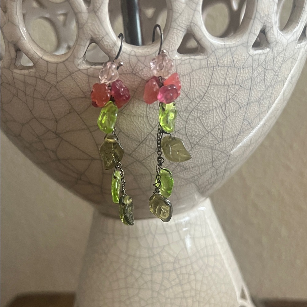 Chic Floral Dangle Earrings in Pink and Green